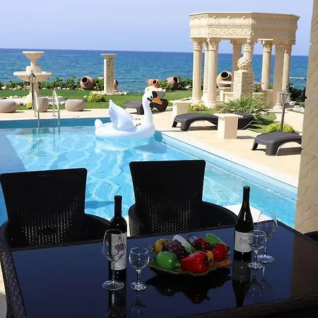 Luksuzna Vila Ob Plazi Z Bazenom Πάφος